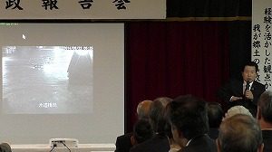 平成26年8月22日筑紫野市豪雨災害の被害状況を報告　県議会への復旧と対策の訴えを説明。